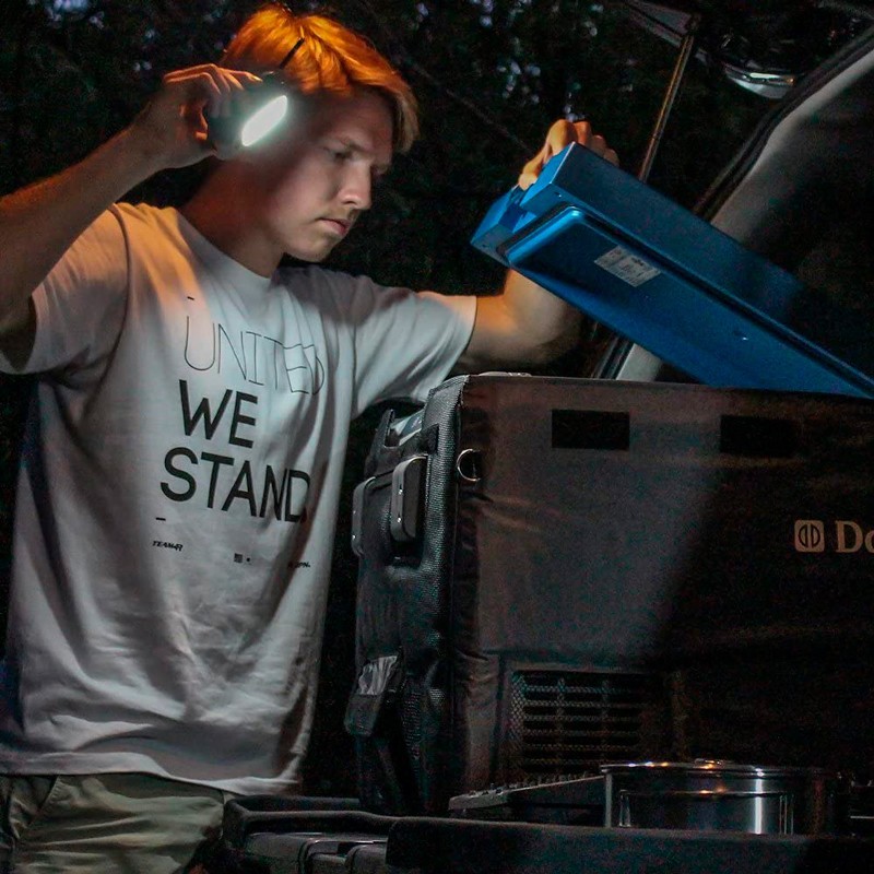 Proyector LED solar portátil ILU1500 10W con linternas y trípode