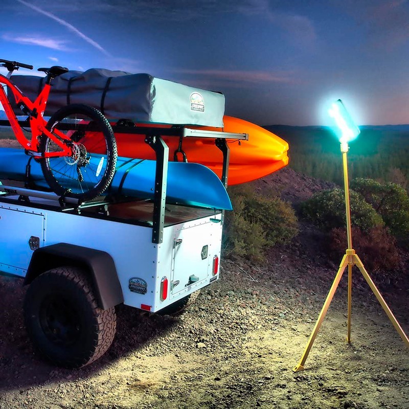 Proyector LED solar portátil ILU1500 10W con linternas y trípode